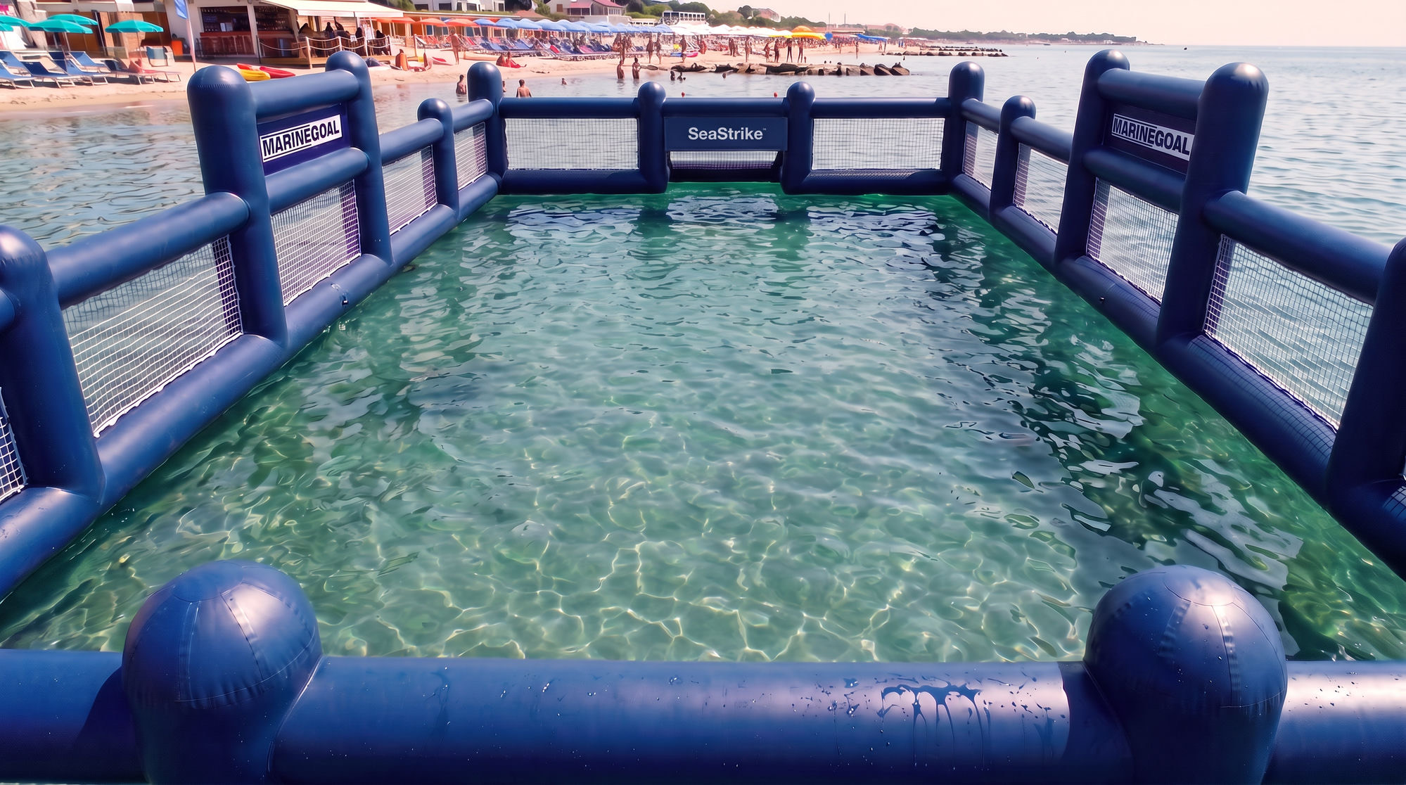 Render di progetto: il campo visto da dentro l'arena, con i pannelli in rete, le finestre sponsor sul perimetro e la spiaggia sullo sfondo
